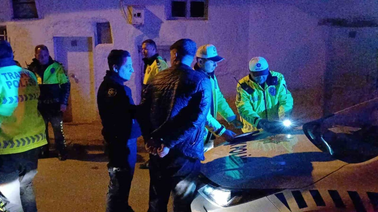 Çorum’da polisin “dur” ihtarına uymayarak plakasız otomobille kaçan 3 şüpheli,