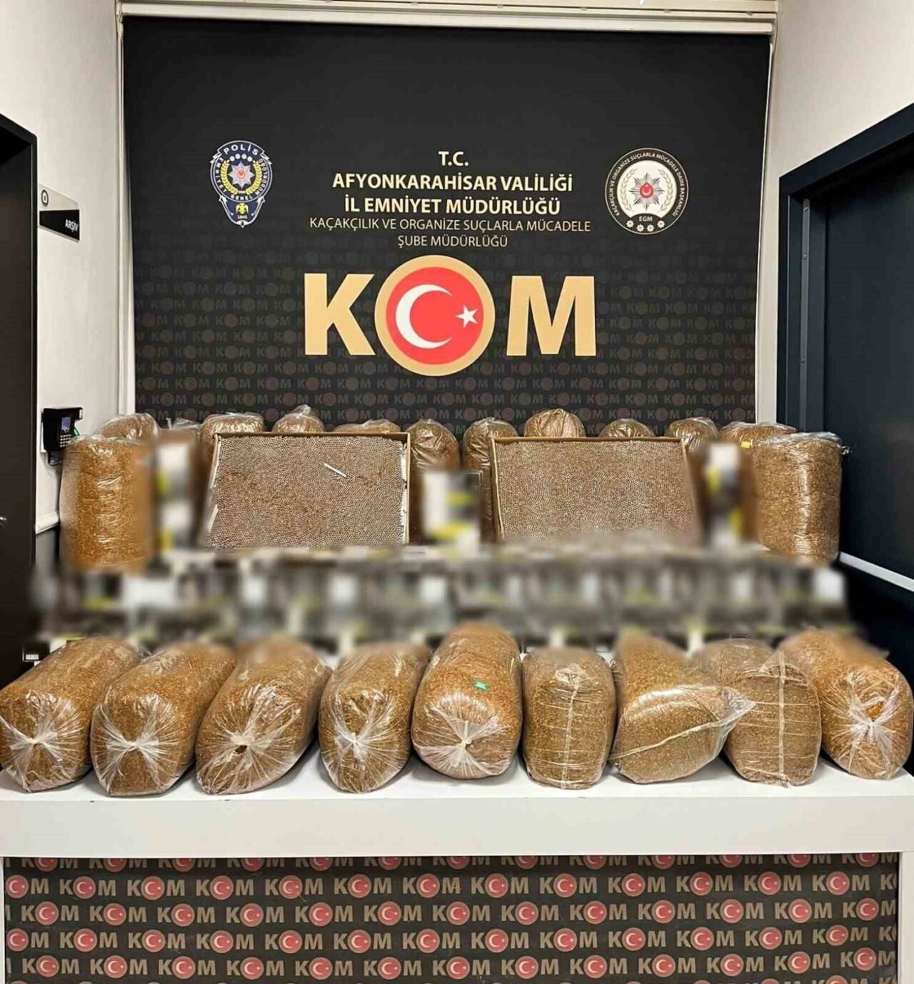 Afyonkarahisar’da polis tarafından şüphe üzerine durdurulan bir kamyonette 60 bin