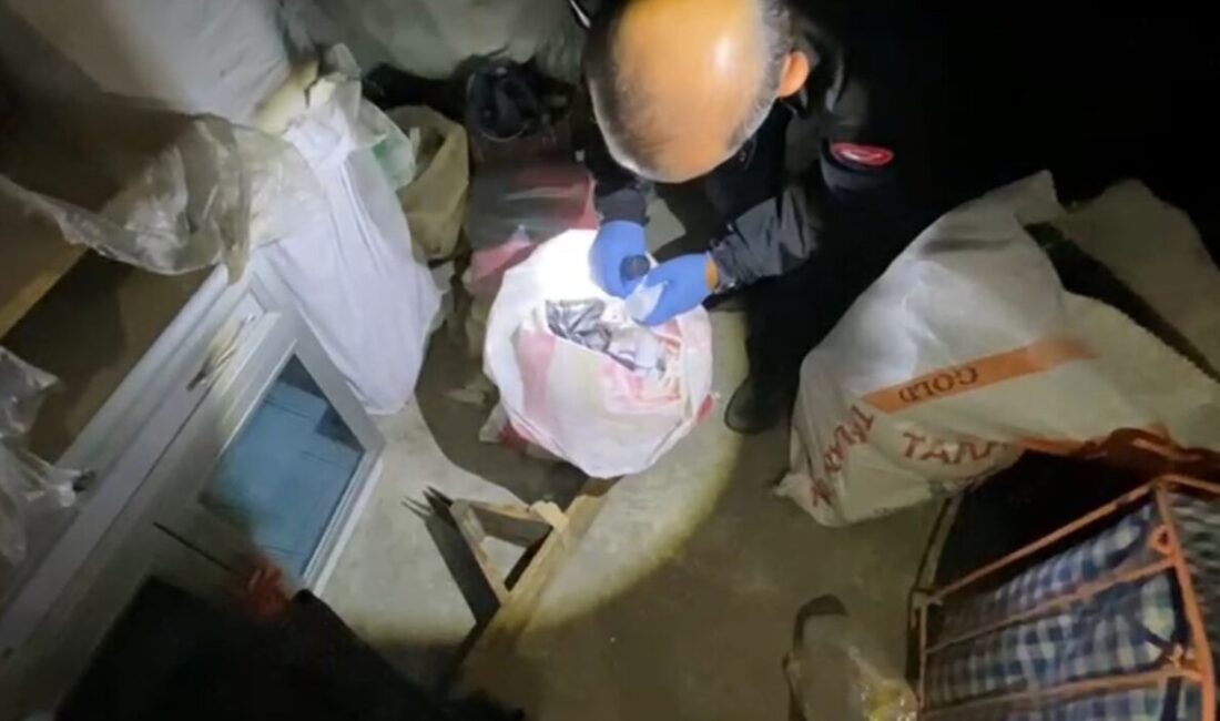 Samsun’un İlkadım ilçesinde polis, çatı katındaki çuvallarda 15 bin uyuşturucu