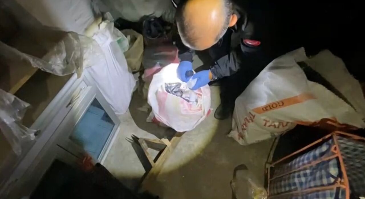 Samsun’un İlkadım ilçesinde polis, çatı katındaki çuvallarda 15 bin uyuşturucu