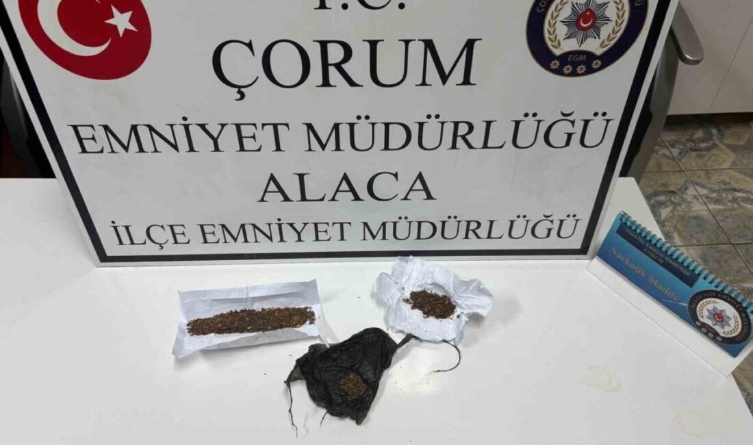 Çorum’un Alaca ilçesinde polis ekiplerini görünce araçtaki uyuşturucu maddeyi camdan