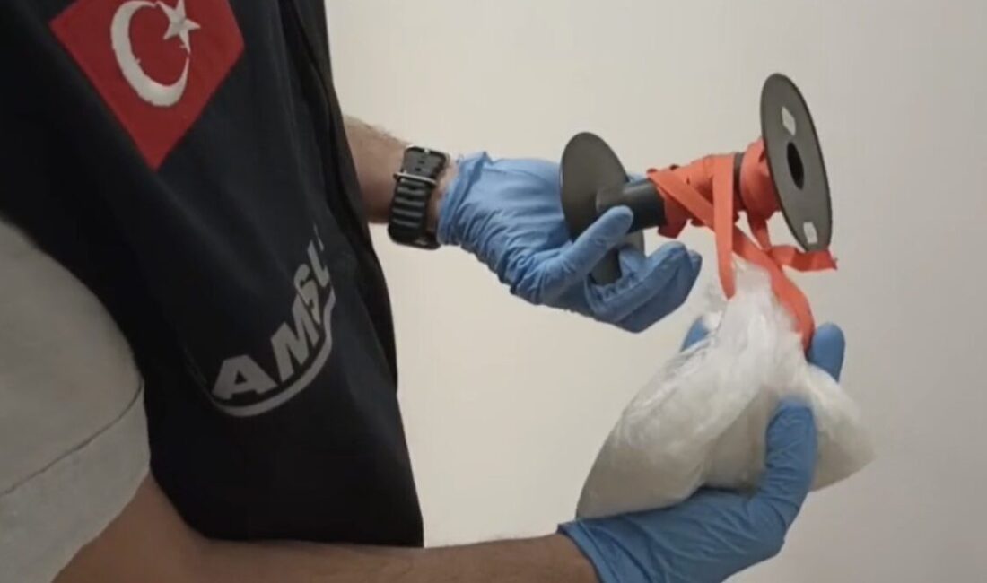 Samsun’da polisin dikkati sonucu durdurulan bir şüphelinin taşıdığı iplik rulolarının