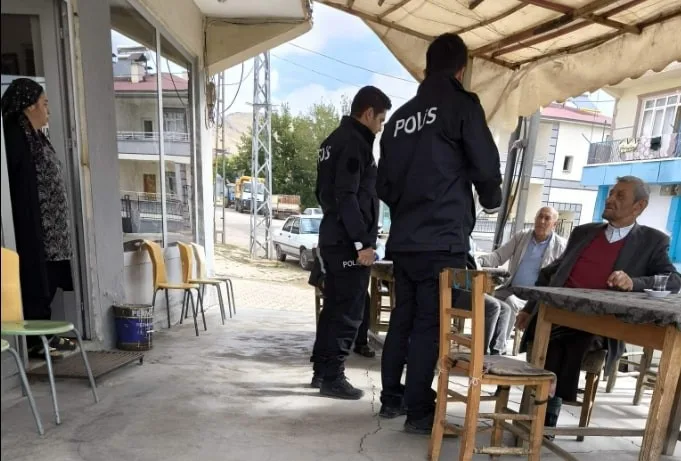 Adana’nın Tufanbeyli ilçesinde polis ekipleri, pazar yerinde kadınlara KADES’i anlatıp