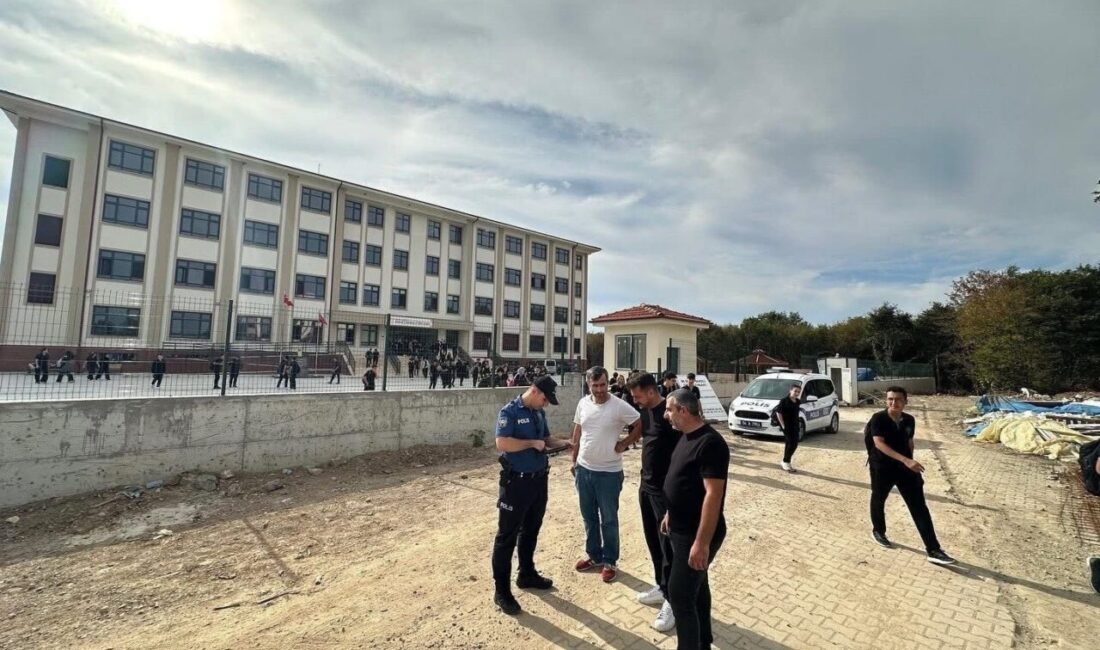 Sakarya’nın Hendek ilçesinde polis ve jandarma ekipleri, öğrencilerin güvenliği için