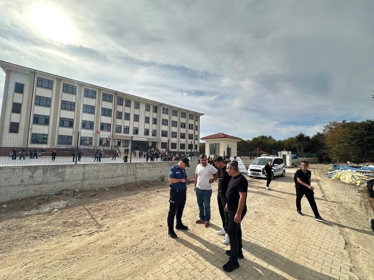 Sakarya’nın Hendek ilçesinde polis ve jandarma ekipleri, öğrencilerin güvenliği için