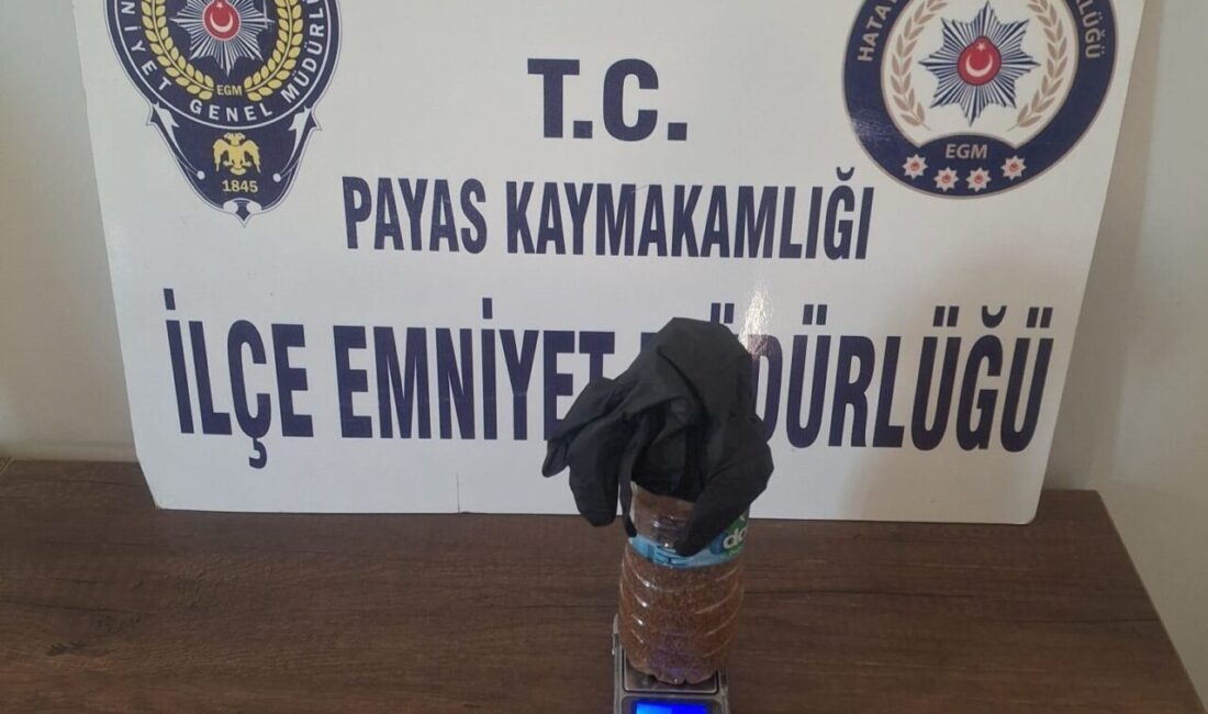 Hatay’ın Payas ilçesinde polis ekiplerinin geldiğini gören şahıs elinde su