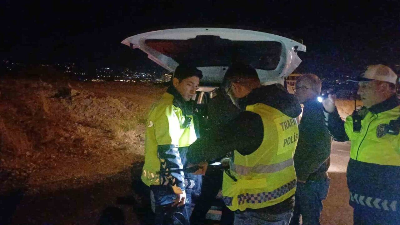 Çorum’da polis ekiplerinin şüphe üzerine durdurduğu araçta yapılan aramada 1