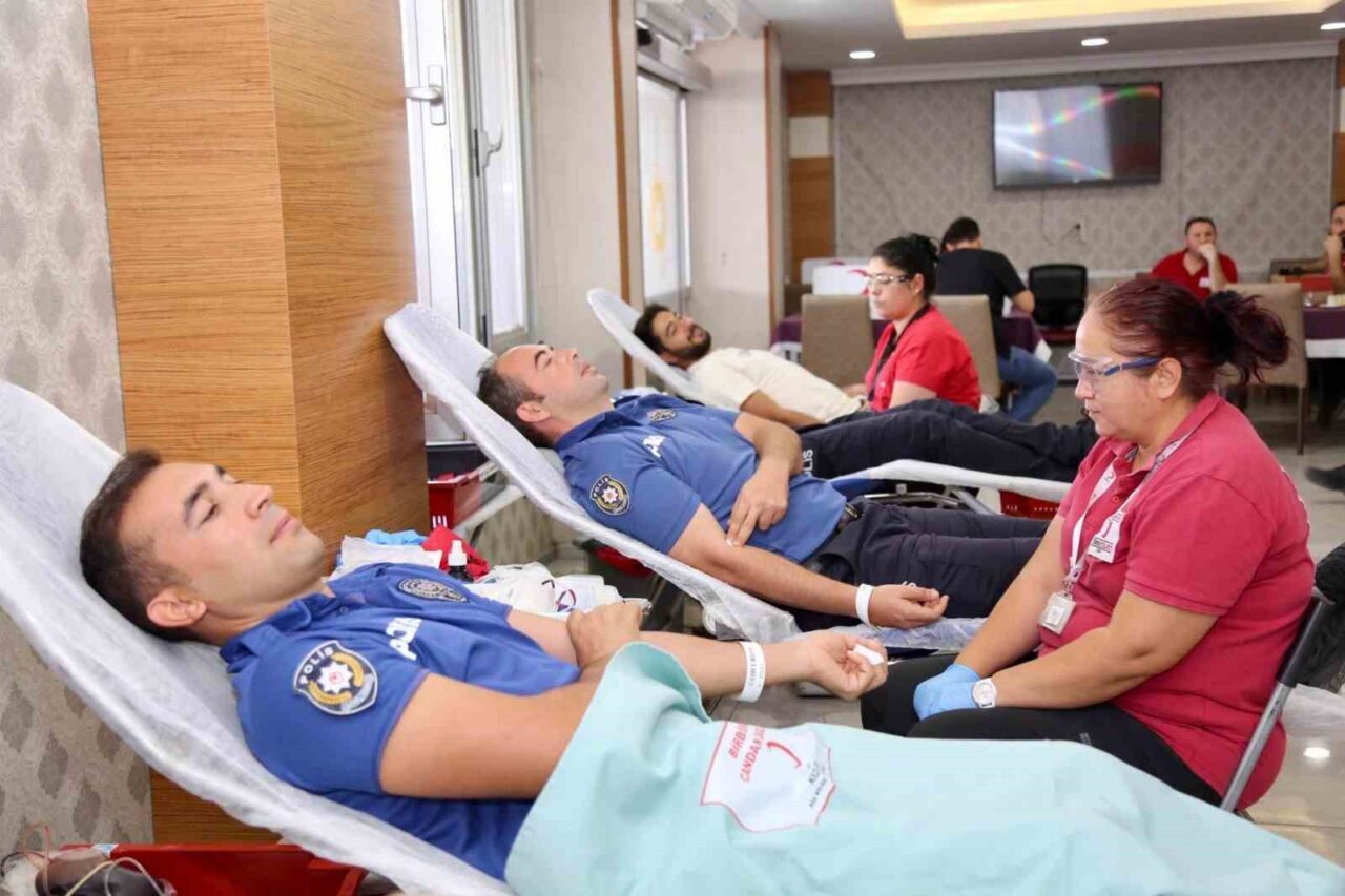 Aydın’ın Efeler ilçesinde görev yapan emniyet ekipleri, gerçekleştirilen farkındalık etkinliği