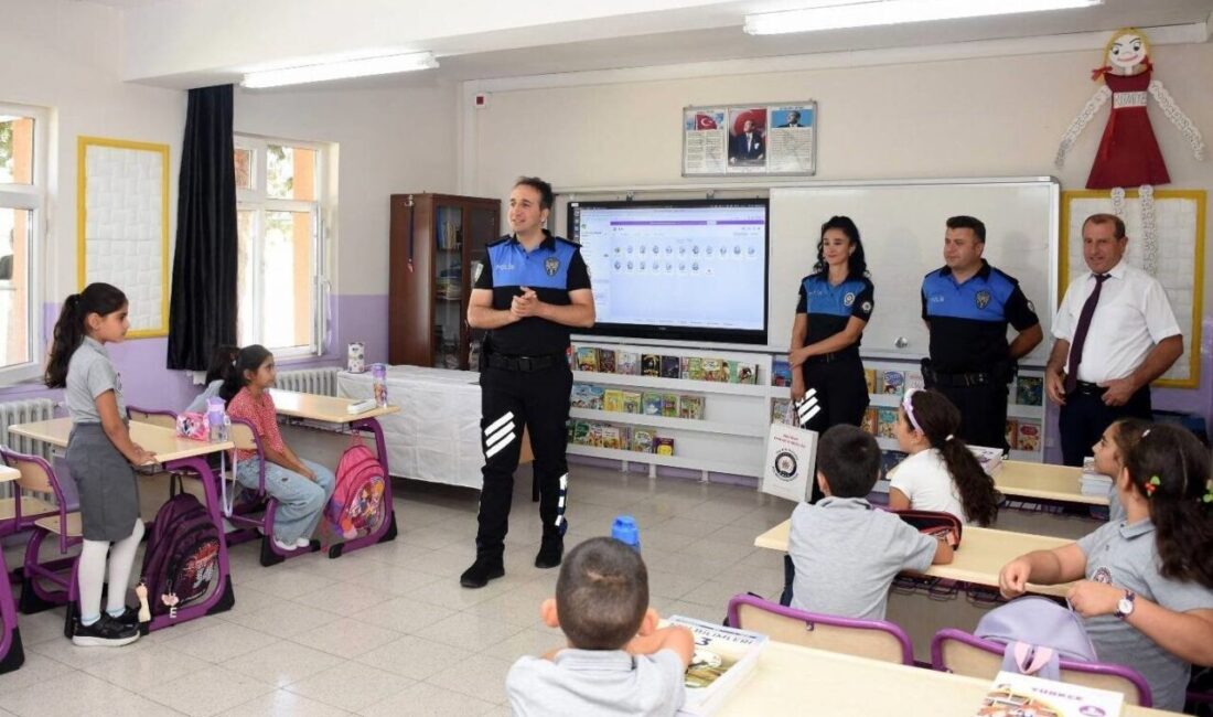 Erzincan’da polisler öğrencilere hikâye kitapları hediye etti. Toplum Destekli Polislik
