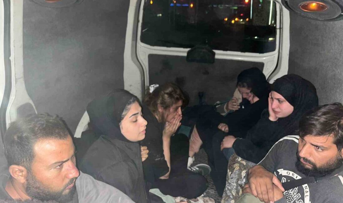 Hatay’da polisin ’Dur’ ihtarına uymayan ve 2 araca çarpan minibüste