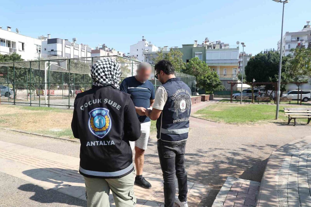 Antalya’da polis ekipleri tarafından ’Çocuk ve Gençlerin Korunmasına Yönelik Okul