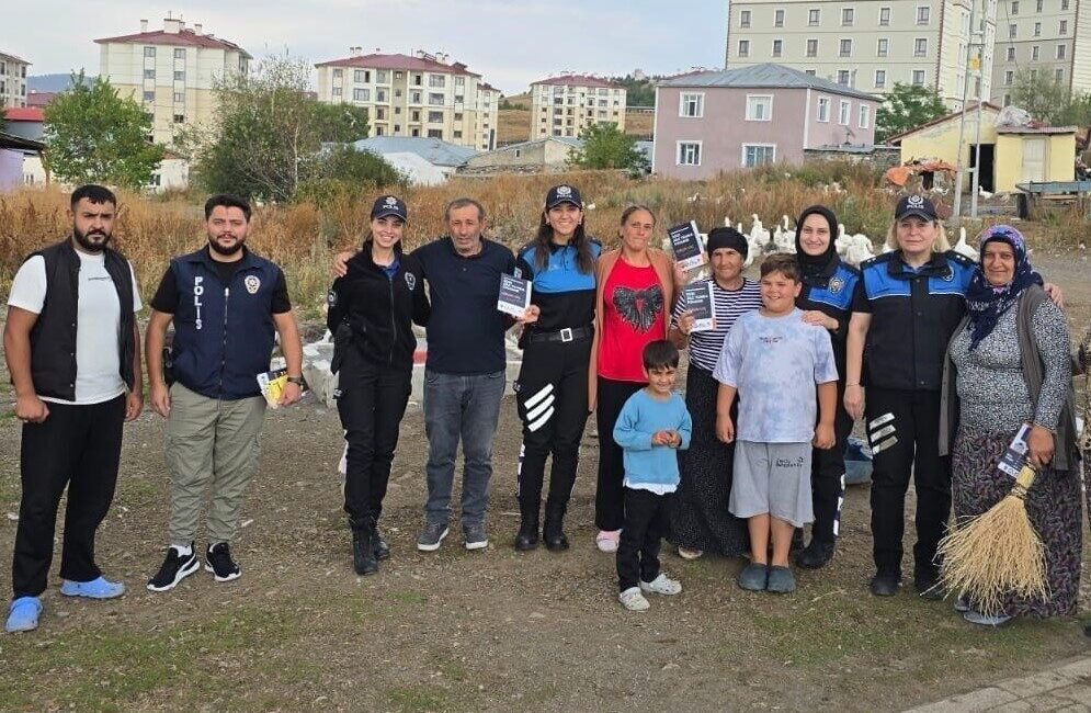 Ardahan’da polis ekipleri tarafından kentte vatandaşların yoğun olarak bulunduğu cadde