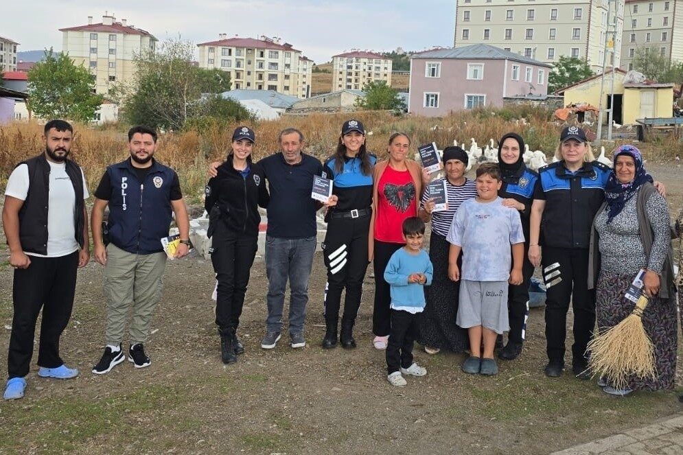 Ardahan’da polis ekipleri tarafından kentte vatandaşların yoğun olarak bulunduğu cadde