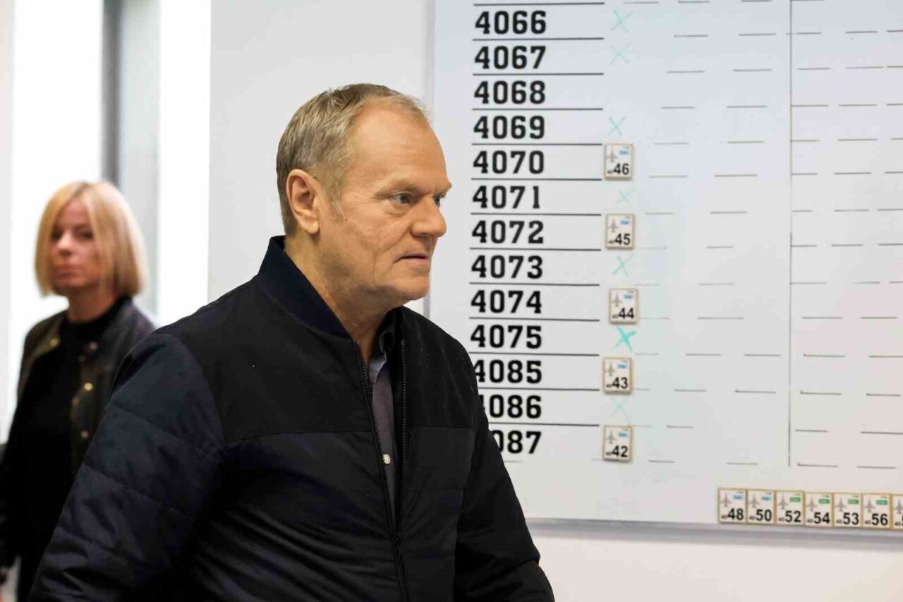 Polonya Başbakanı Donald Tusk’un Lexus marka aracı, korumalar tarafından 24