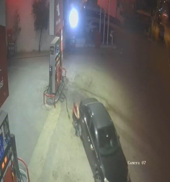 Bursa’nın Nilüfer ilçesindeki bir benzin istasyonunda pompacının yakıt koyduğu otomobil