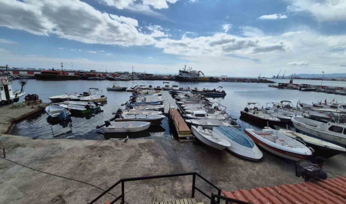 Tekirdağ’ın Süleymanpaşa ilçesinde denize açılan balıkçılar, Poyraz fırtınası nedeniyle limana