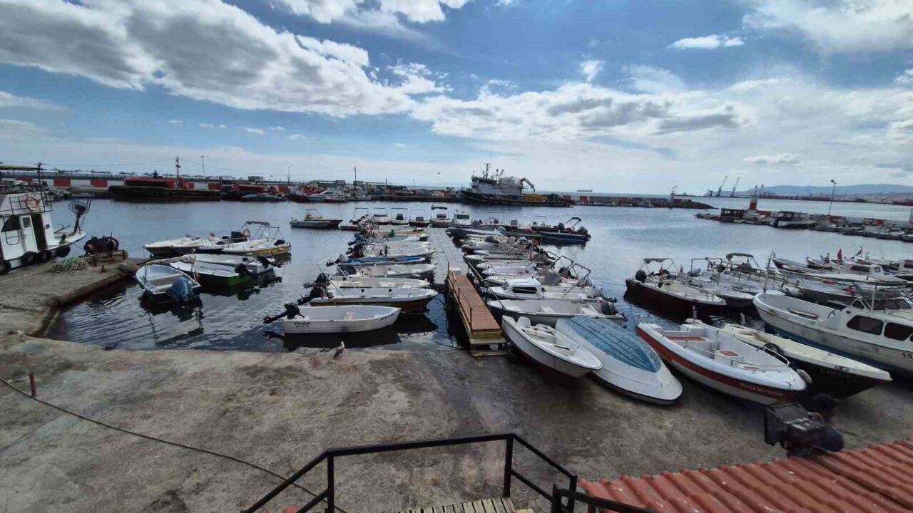 Tekirdağ’ın Süleymanpaşa ilçesinde denize açılan balıkçılar, Poyraz fırtınası nedeniyle limana