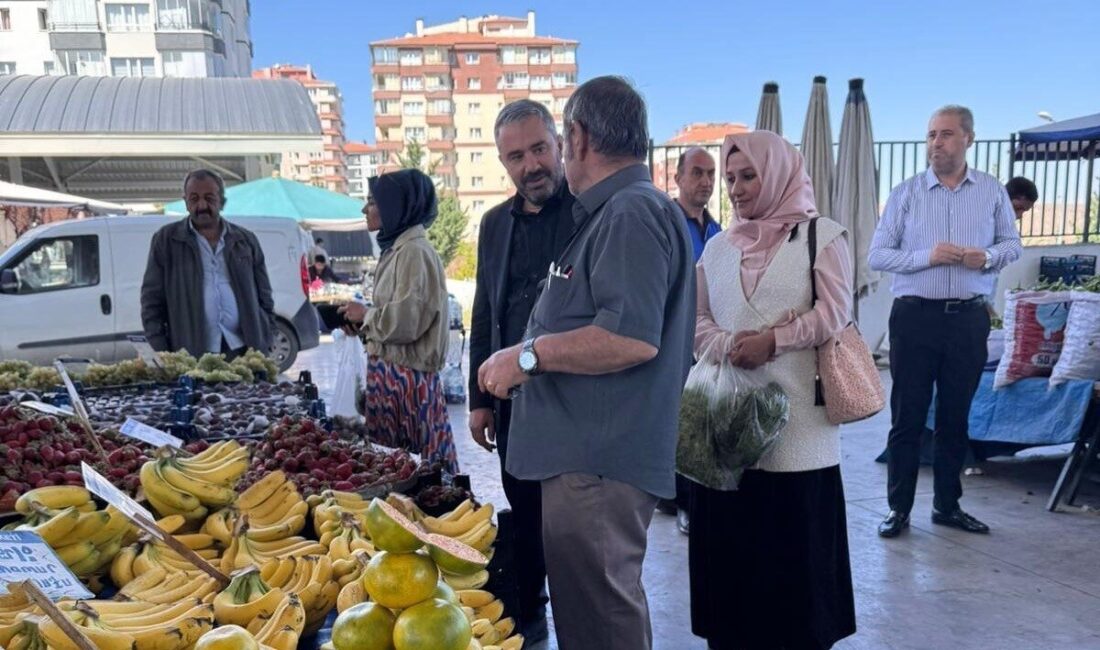Pursaklar Belediye Başkanı Ertuğrul Çetin, pazar alanlarını ziyaret ederek hem