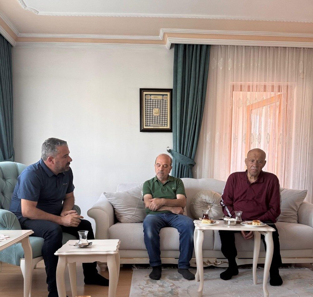 Pursaklar Belediye Başkanı Ertuğrul Çetin, yakınlarını kaybeden hemşehrilerine taziye ziyaretinde