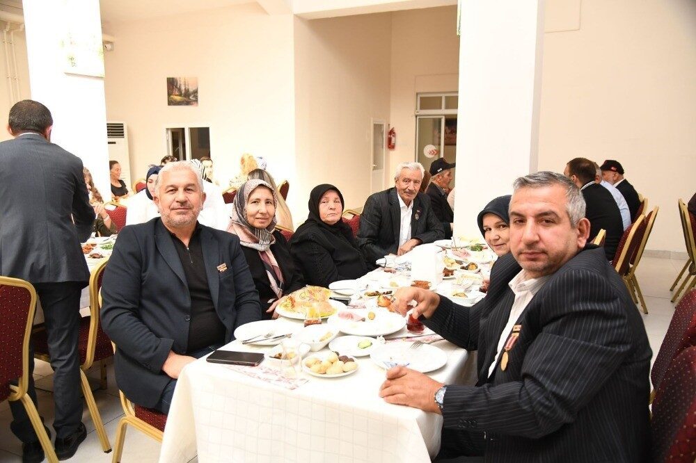 Pursaklar Belediye Başkanı Ertuğrul Çetin, Gaziler Günü nedeniyle İlçe Kaymakamlığı