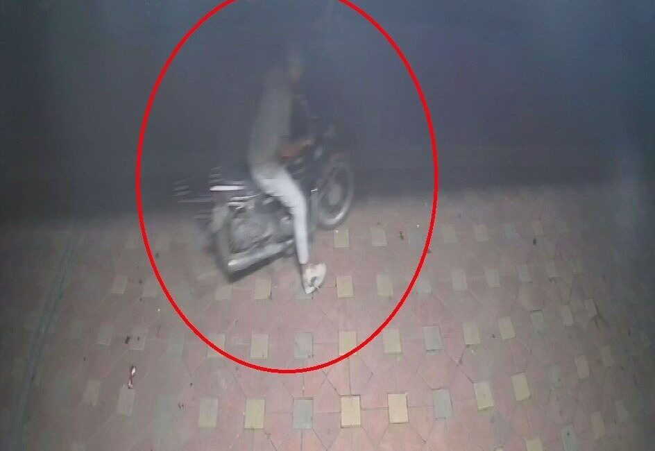 Hatay’ın Payas ilçesinde apartman önünde park halinde bulunan motosikletin, hırsız