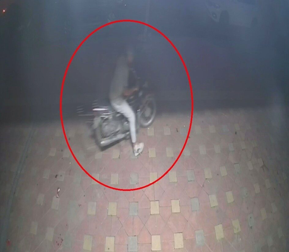 Hatay’ın Payas ilçesinde apartman önünde park halinde bulunan motosikletin, hırsız