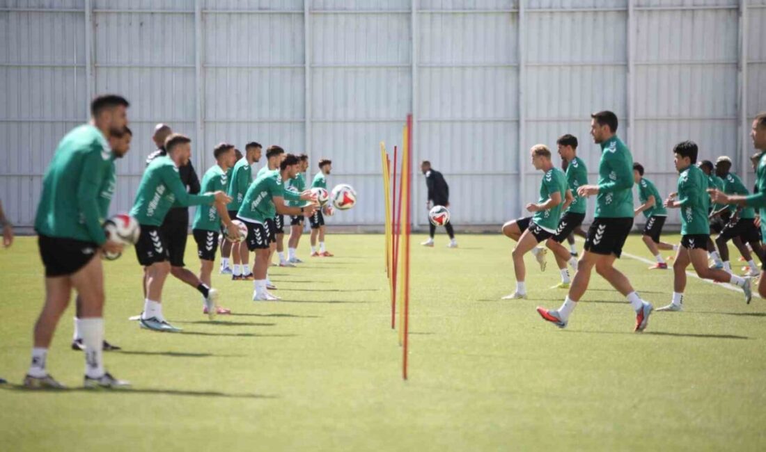 Konyaspor Teknik Direktörü Recep Uçar, Başakşehir maçını kazanarak Galatasaray ve