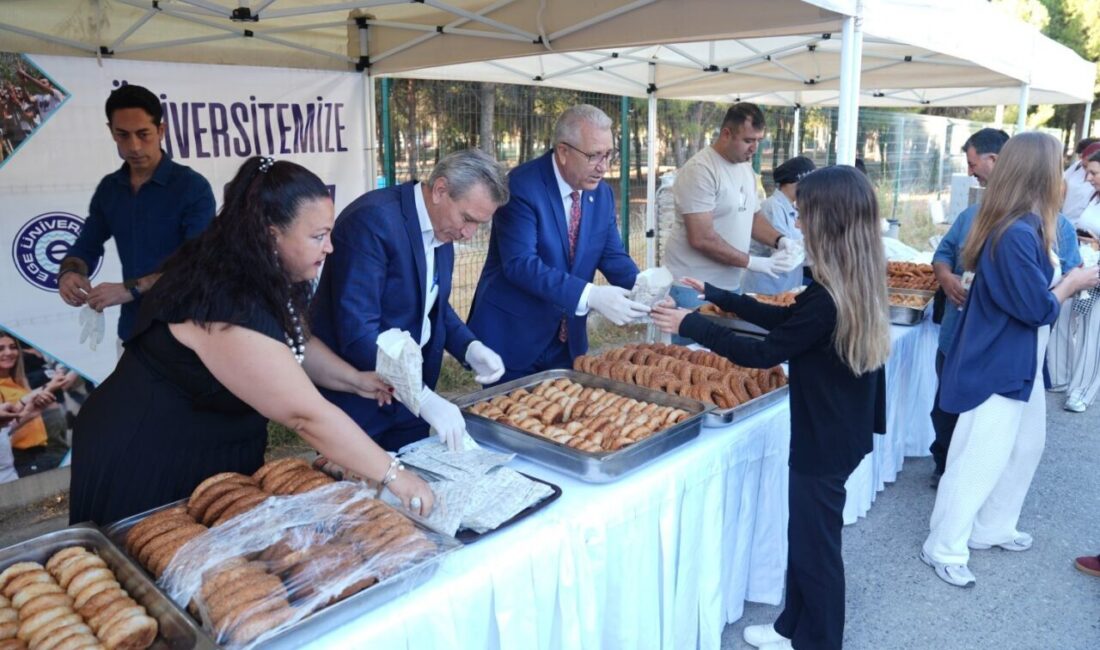 Ege Üniversitesinde yeni eğitim-öğretim yılının başlaması üzerine öğrencileri kampüs girişinde