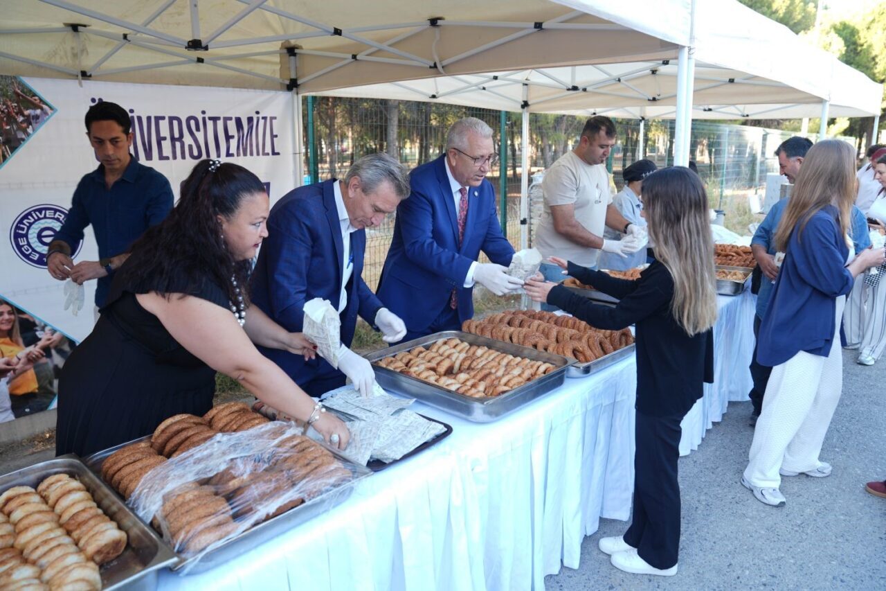 Ege Üniversitesinde yeni eğitim-öğretim yılının başlaması üzerine öğrencileri kampüs girişinde