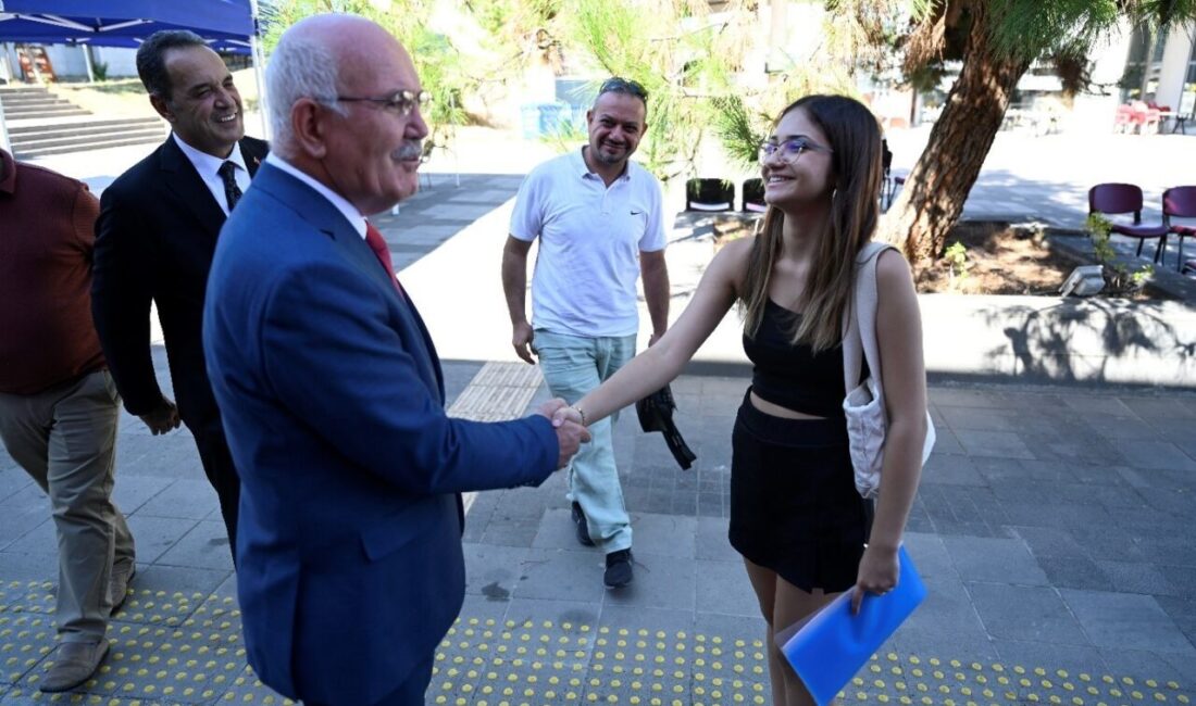 Uşak Üniversitesi Rektörü Prof. Dr. Ekrem Savaş, Öğrenci İşeri Daire