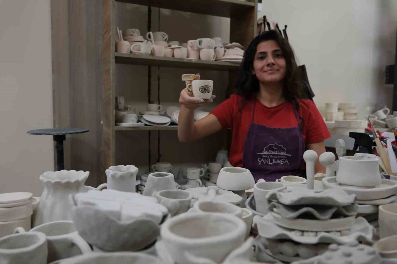 Şanlıurfa Büyükşehir Belediyesi bünyesinde düzenlenen sanat kurslarına katılan kadınlar, dünyaca