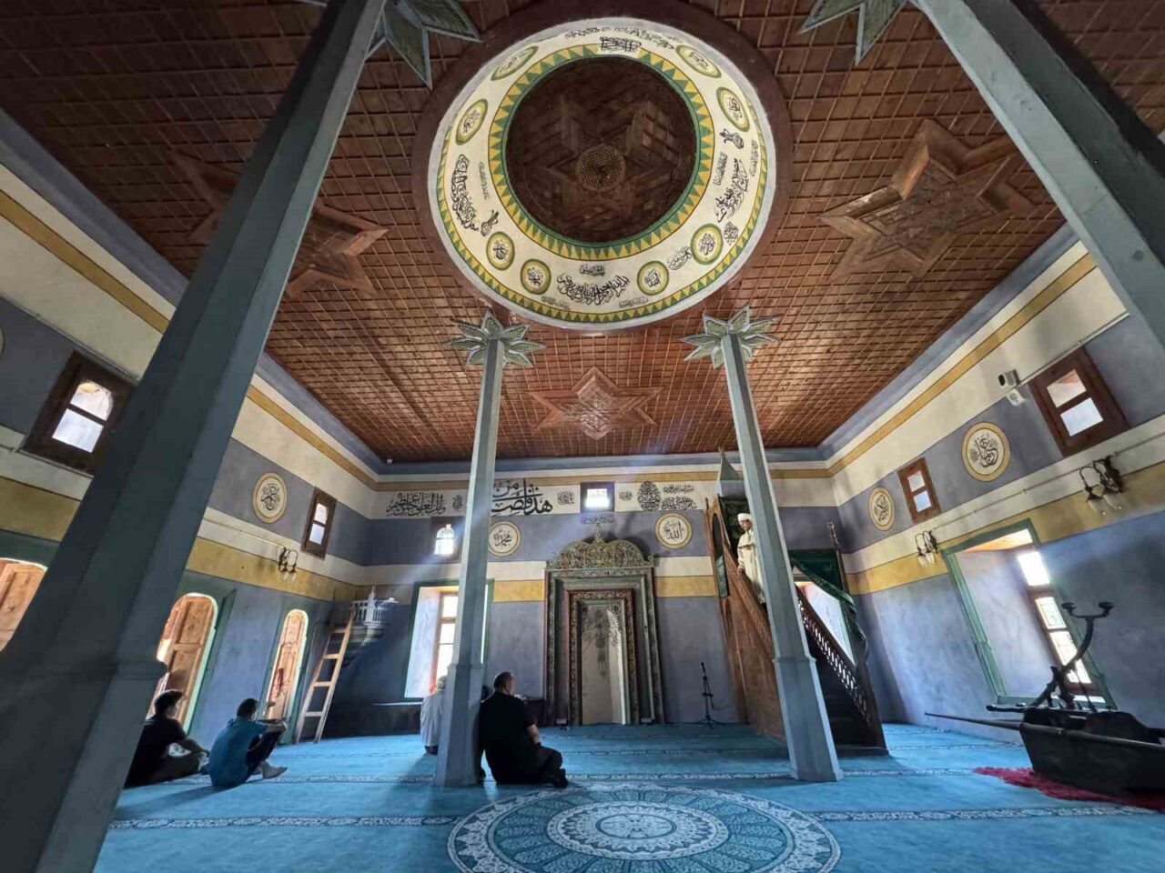 Antalya’nın 800 yıllık geçmişe sahip Sarıhacılar köyü, tarihi camisiyle bölgenin