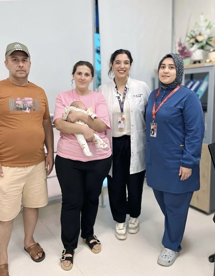 Doğumsal akciğer anormalliği ve buna bağlı kalp hastalığı bulunan kadın,