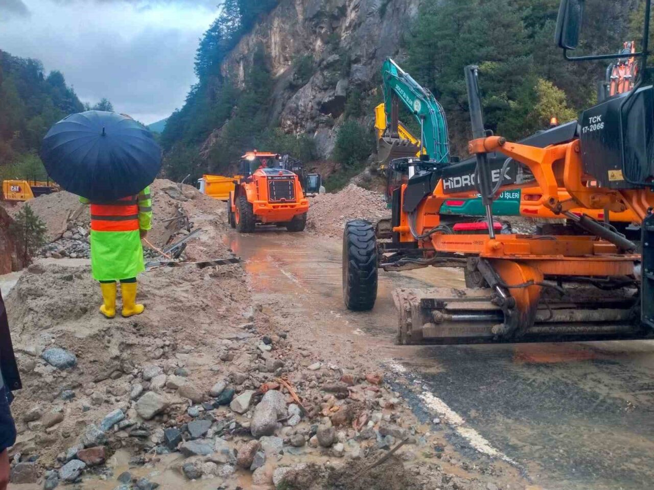 Doğu Karadeniz Bölgesi’nde üç gündür etkili olan şiddetli yağışlar, Rize’nin