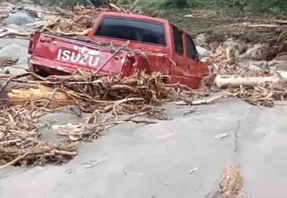Rize’nin Ardeşen ilçesinde etkili olan sağanak yağışın ardından 2 araç