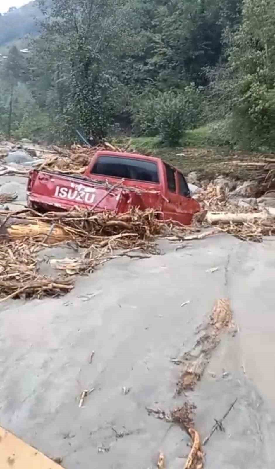 Rize’nin Ardeşen ilçesinde etkili olan sağanak yağışın ardından 2 araç