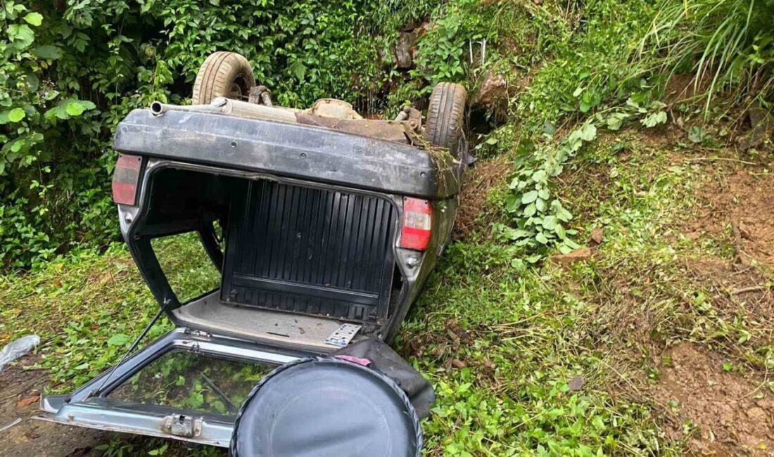 Rize’de freni patlayan Tofaş otomobil yamaca çarpıp takla attı, kazada