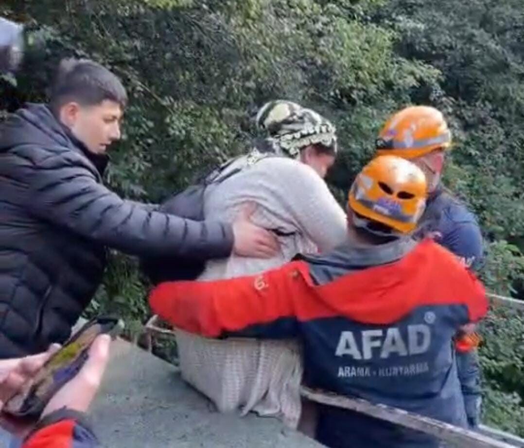 Rize’de meydana gelen heyelan nedeniyle bulundukları bölgede mahsur kalan 2