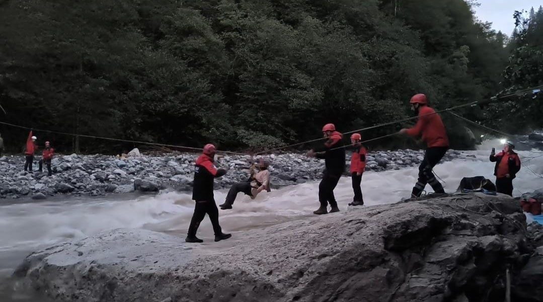 Rize’nin Çamlıhemşin ilçesinde kullandığı ilkel teleferik selde zarar görünce evinde