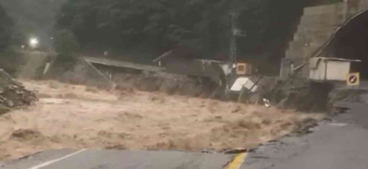 Doğu Karadeniz bölgesini 2 gündür etkisini altına alan yağışlar Rize’de