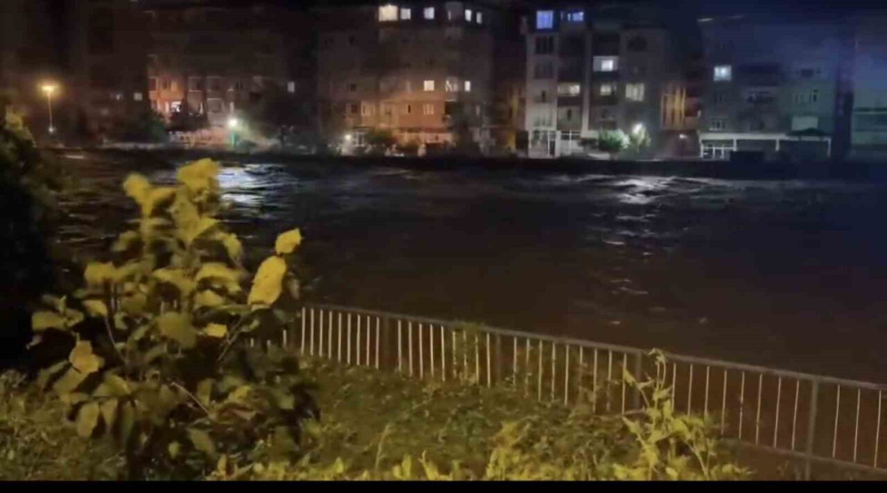 Doğu Karadeniz bölgesinde 2 gündür etkili olan yağışlar Rize’de bu