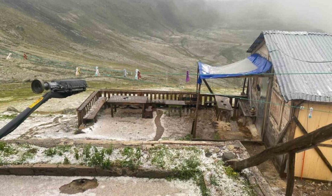 Rize’de hava sıcaklıklarının düşmeye başlaması ile sahil kesiminde yağmur yağışı