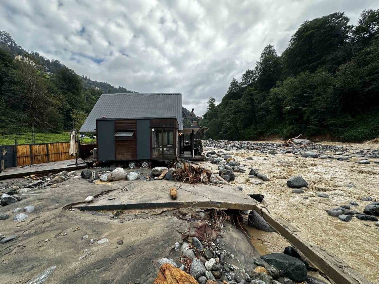 Rize’nin Ardeşen ilçesine bağlı Tunca Beldesi sel ve heyelandan en