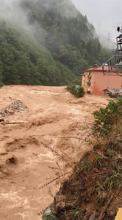 Doğu Karadeniz Bölgesi’nde iki gündür etkili olan şiddetli yağışlar Rize’nin