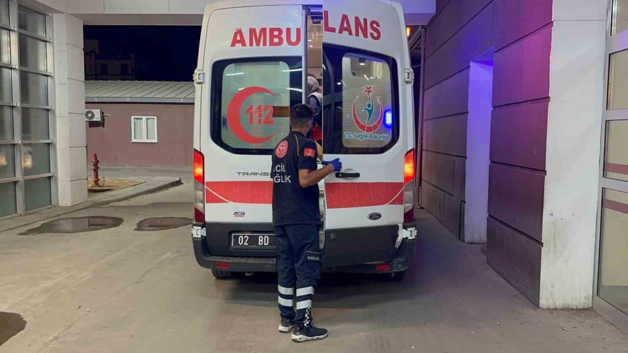 Adıyaman’da, kapağı açık bırakılan rögar çukuruna düşen motosiklet sürücüsü ağır