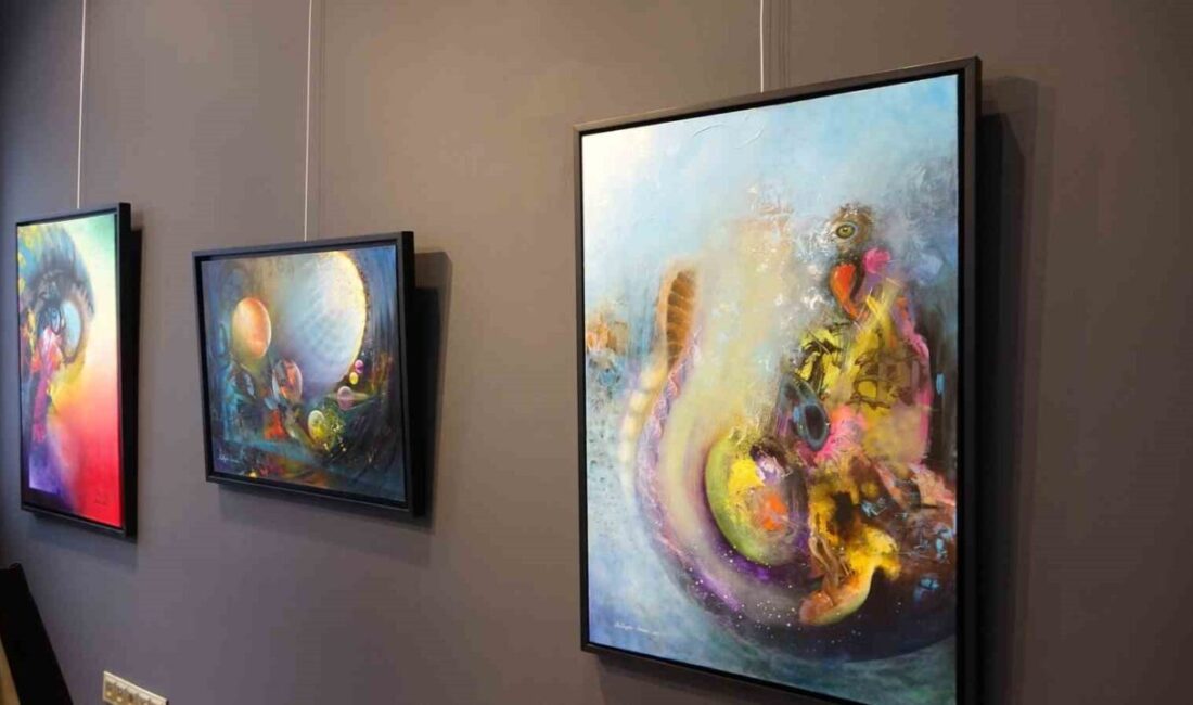 Bulgaristan doğumlu sanatçı Rübeyda Erman, dördüncü kişisel sergisi “Renkli Portal”