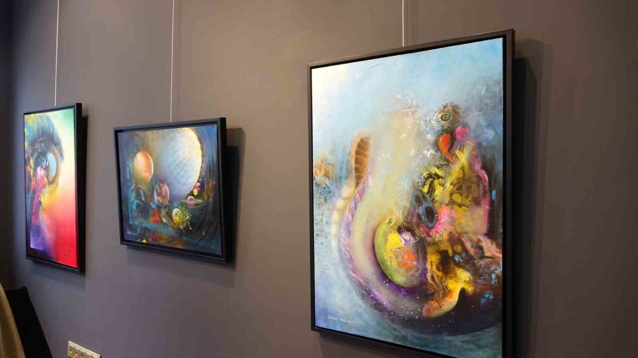 Bulgaristan doğumlu sanatçı Rübeyda Erman, dördüncü kişisel sergisi “Renkli Portal”