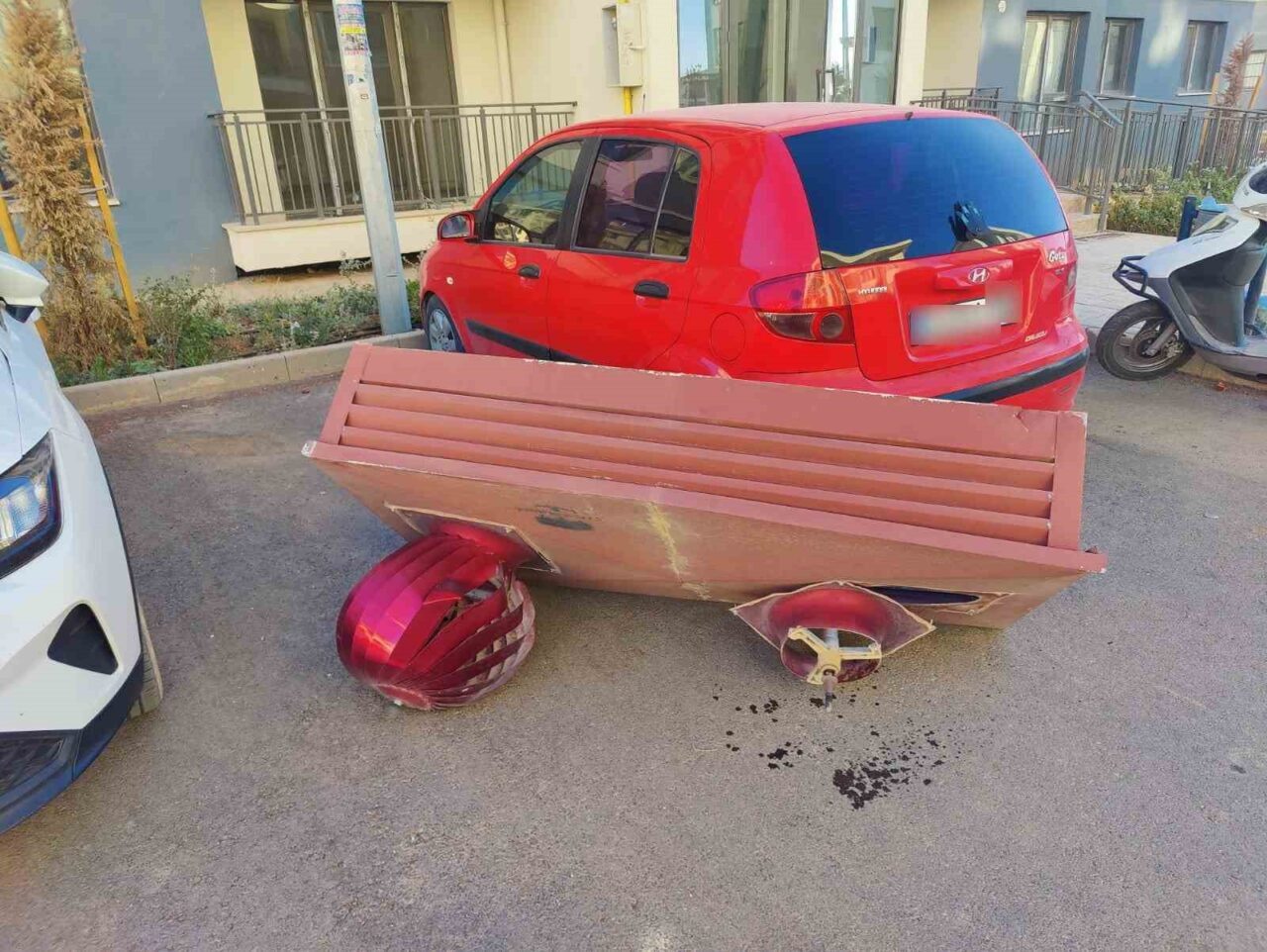 Adıyaman’da, aniden çıkan şiddetli rüzgara dayanamayan havalandırma cihazı park halindeki