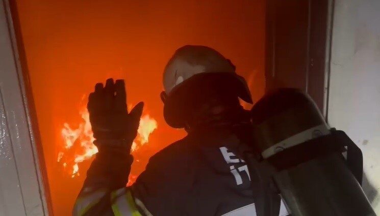 Elazığ’da sabaha karşı bir evde henüz bilinmeyen nedenle yangın çıktı.