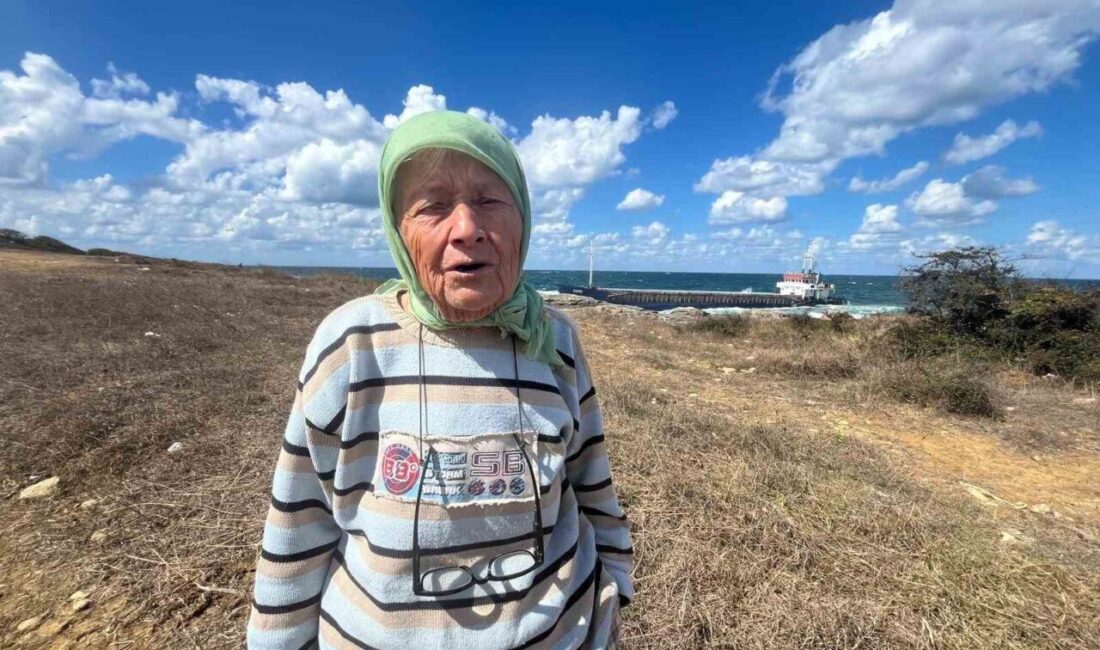 Kocaeli’nin Kandıra ilçesinde karaya oturan dev yük gemisini sabah namazına